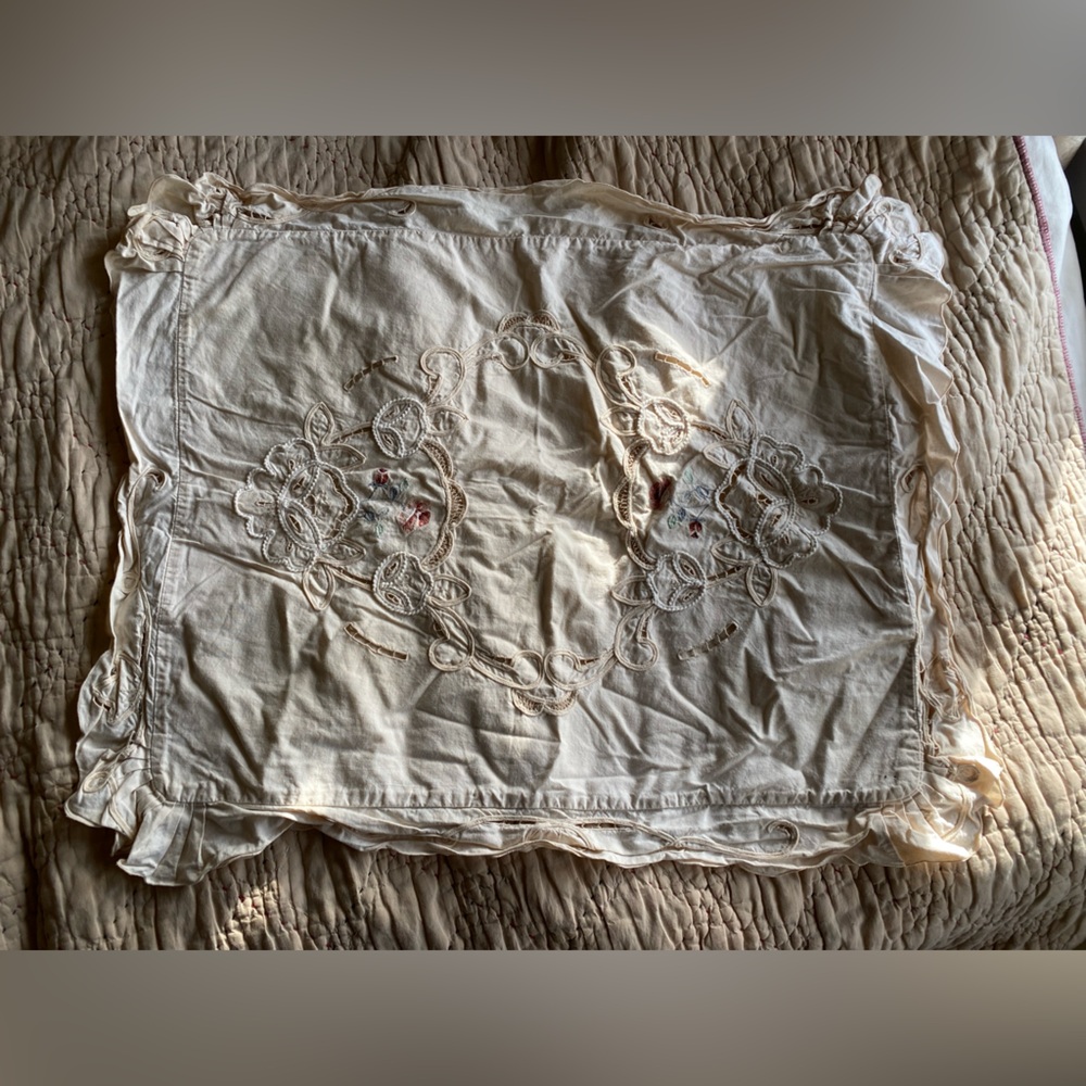 Set of 2 VTG Embroidered Pillowcases - Picture 2 of 9